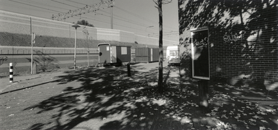 108515 Gezicht in de Nieuwe Pijlsweerdstraat te Utrecht, met links de spoorlijn richting Amersfoort.